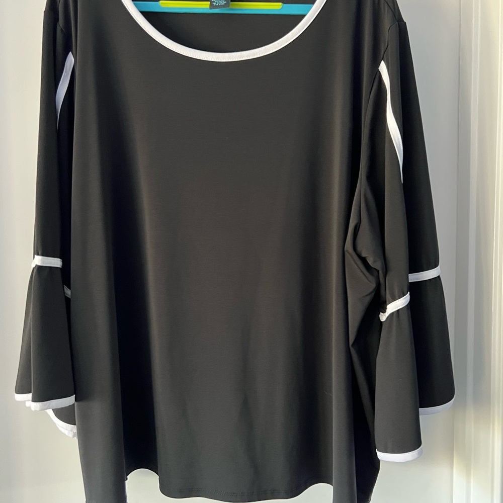 Faith & Zoe Black and White Bell Sleeve Blouse